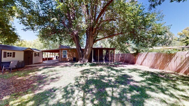 Building Photo - 605 Encino St