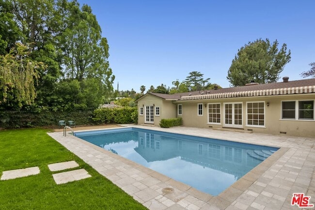 Building Photo - 18080 Karen Dr