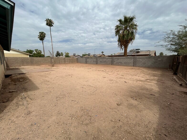Building Photo - 2060 W Peralta Ave