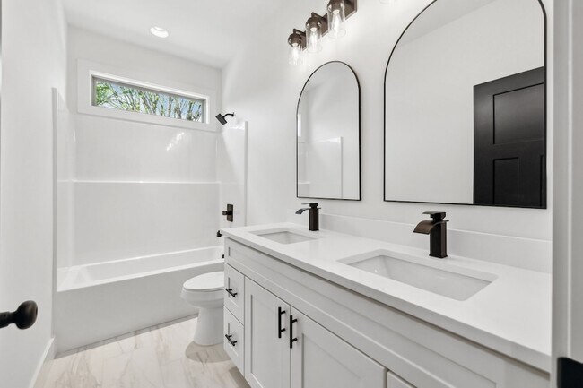 Building Photo - 827 Oconnor St