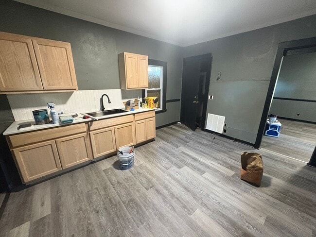 Building Photo - Three Bedroom Single Family Home!