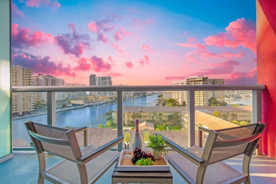 Building Photo - 2602 E Hallandale Beach Blvd