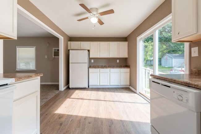 Building Photo - Available April 15!