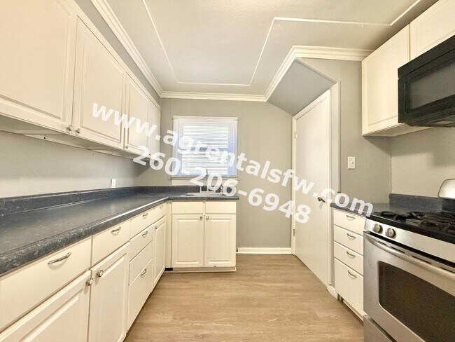 Building Photo - 3 Bedroom House