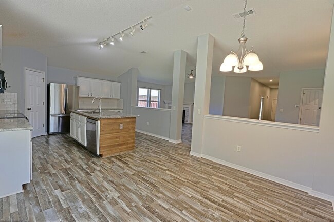 Building Photo - 2365 Ortega St