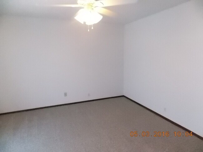 Building Photo - Duplex for lese