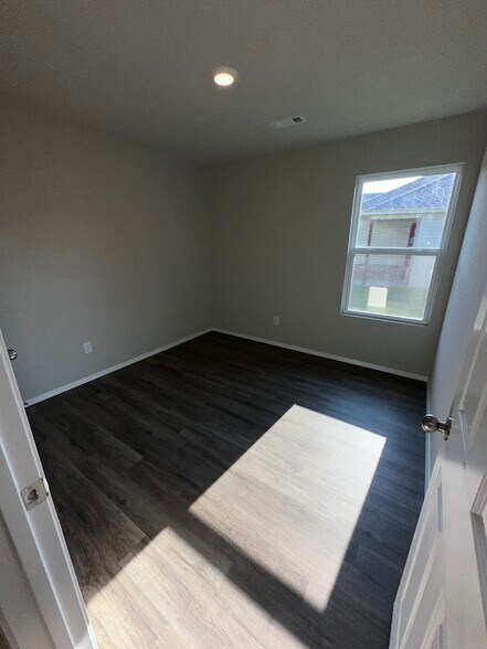 Building Photo - 1811 E Annette Dr