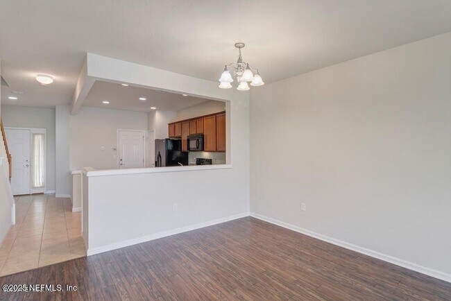 Building Photo - 6920 Roundleaf Dr
