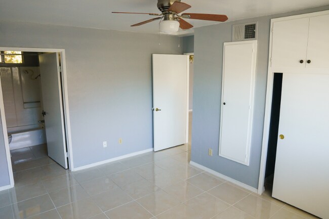 Building Photo - 335 Claydelle Ave