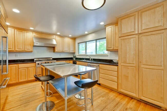 Building Photo - Amazing Midtown Home on a Quiet Cul-de-sac.