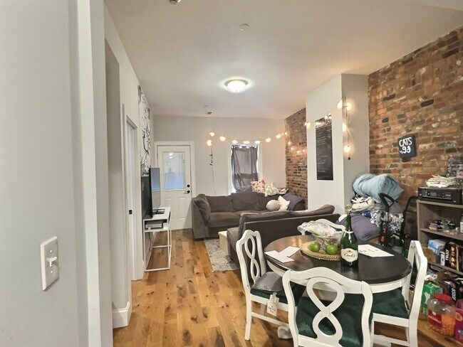 Building Photo - 260 Paris St