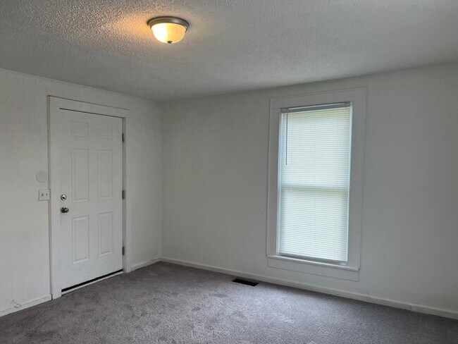 Building Photo - 2 bedroom 1 bath house