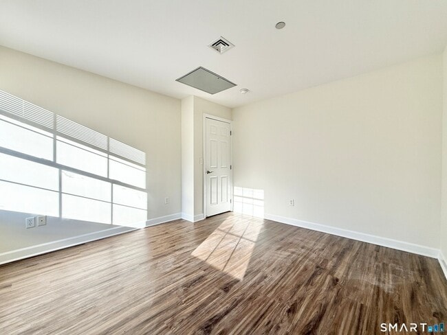 Building Photo - 17 Rockfield Dr