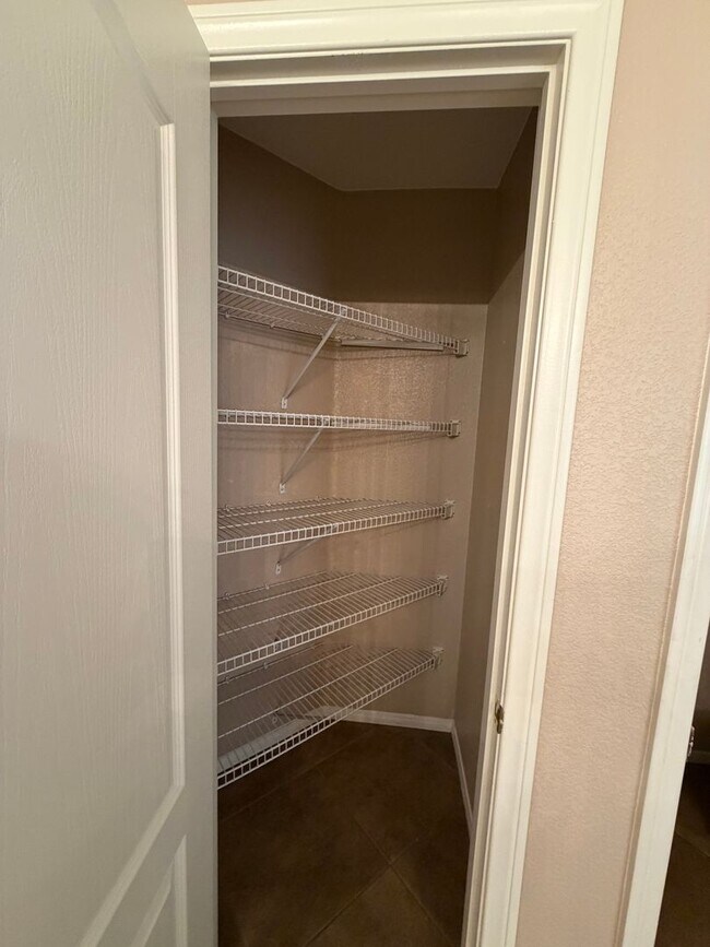 Building Photo - Spacious 4 bedroom