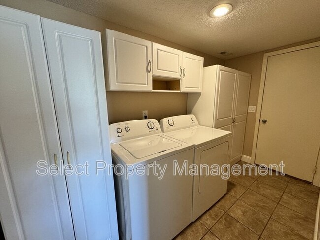Building Photo - 5438 Thornbriar Ln