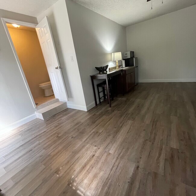 Building Photo - 1600 SW 139th Ct