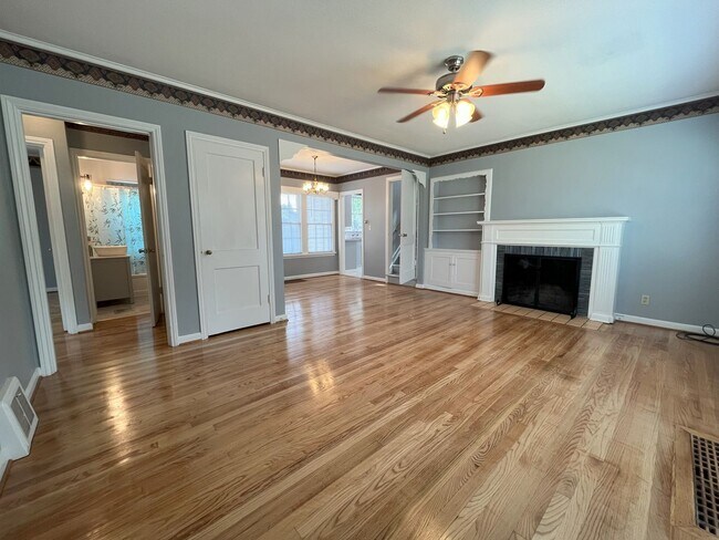 Building Photo - Spacious Multi-Level Living with Vaulted Ceilings and Backyard Access