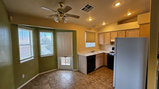 Building Photo - Adorable Condo in Summerhills Community!