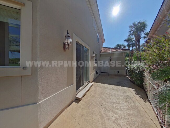 Building Photo - Elegant 2-Bedroom Home with Bonus Flexible...