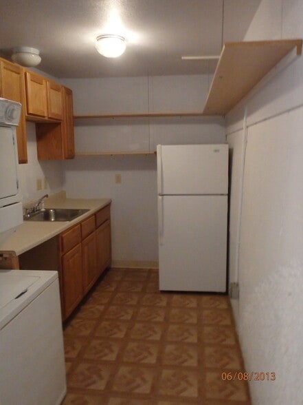 kithen lower level - 605 W Lake St