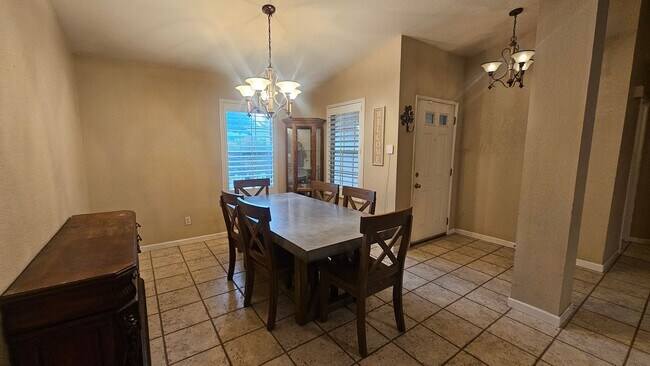 Building Photo - Great NW home with POOL & SOLAR!