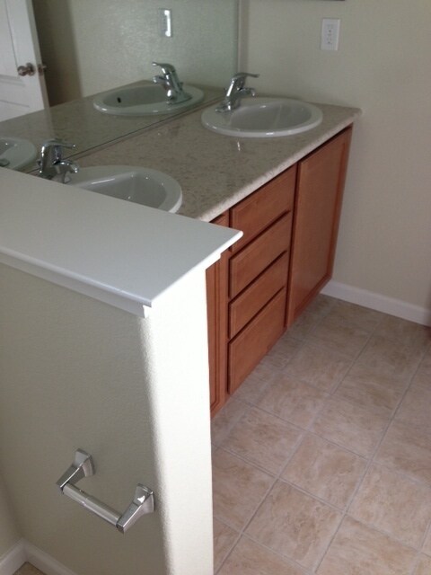 Building Photo - STUNNING 5 BEDROOM, 3 BATHROOM HOME WITH UPDATED KITCHEN AND BATHS! STAINLESS APPLIANCES AND GRAN...