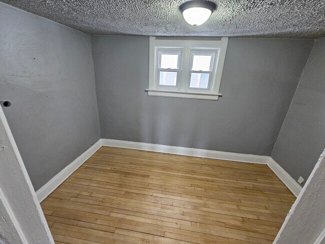Building Photo - 3133 N 42nd St