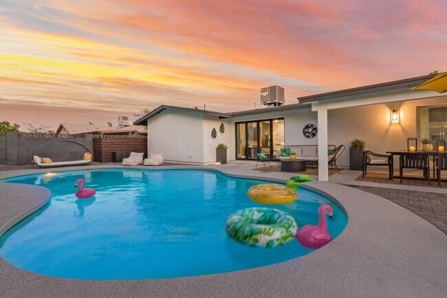 Building Photo - 5002 E Paradise Dr