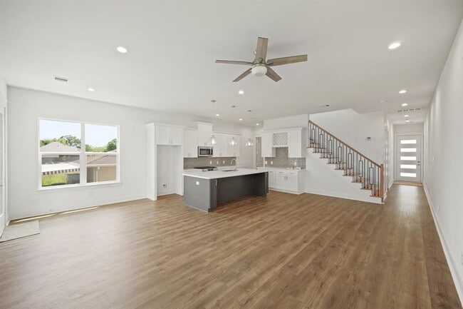 Building Photo - 4914 Lavender St