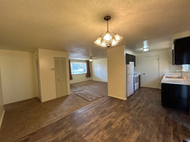 Building Photo - Newly Remodeled 3 Bedroom / 1 Bathroom hom...