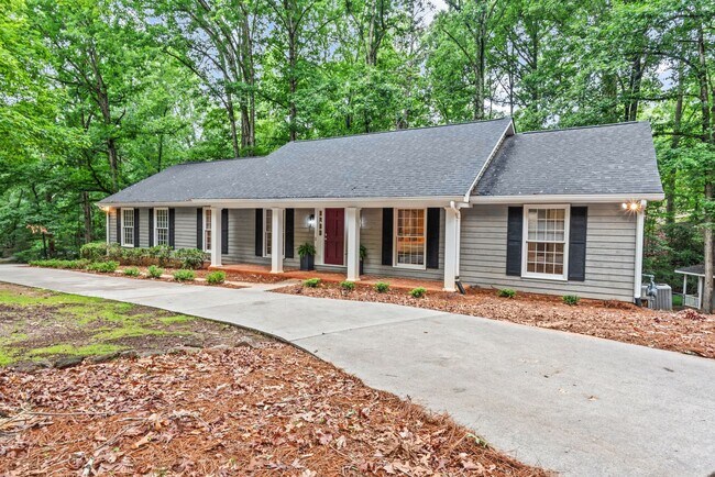 Building Photo - Prime Time Normal Town Living Home!