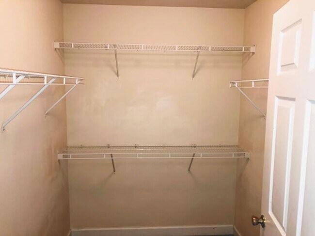 Building Photo - Move-In Ready Condo in Gated Equestrian Pa...