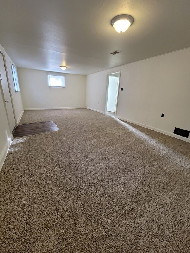 Building Photo - $1195 - 1BR/1BA Pet Friendly Duplex Near G...