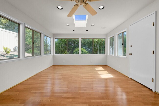 Building Photo - 6415 Lochmoor Dr