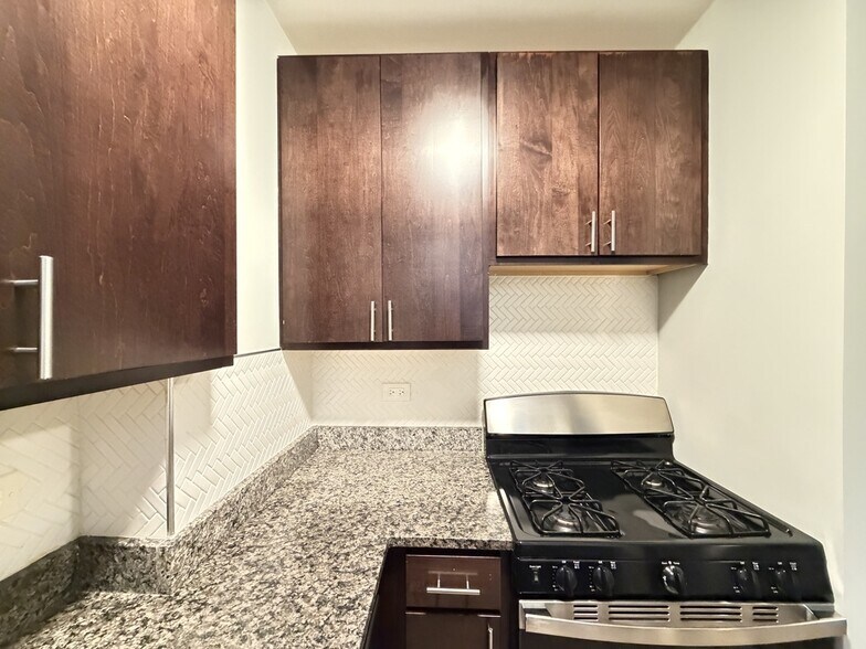 Building Photo - 913 Maple