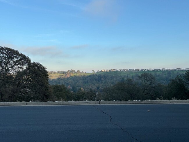 Building Photo - Beautiful 3 Bedroom 3 Bath Home