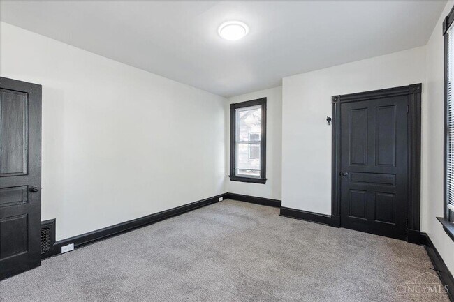 Building Photo - 5213 Kenwood Rd