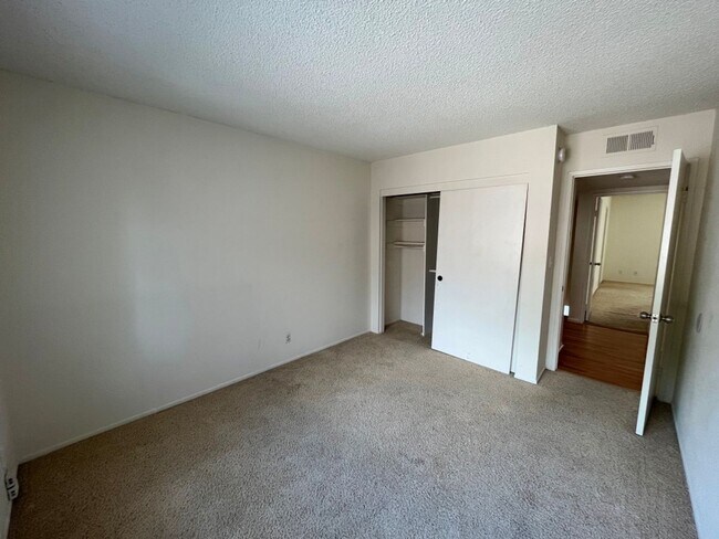 Building Photo - Northridge 3+2.5 in gated community w/pool...