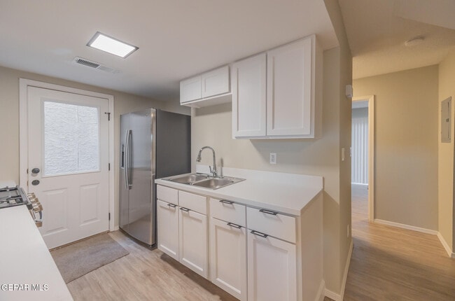 Building Photo - 11031 Oasis Dr