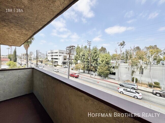 Building Photo - 15040 Vanowen St