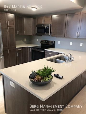 Building Photo - 847 Martin St