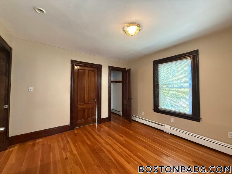 Building Photo - 547 Talbot Ave