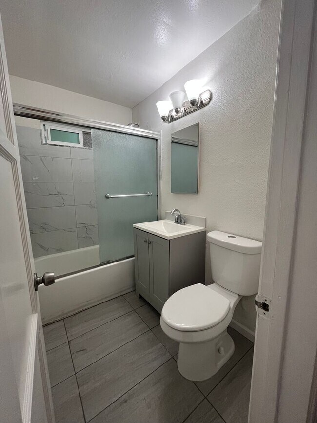 Building Photo - Renovated 1BR Steps to Windansea Beach