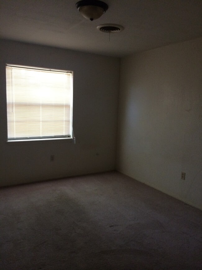 Building Photo - READY TO RENT! 3/2/2