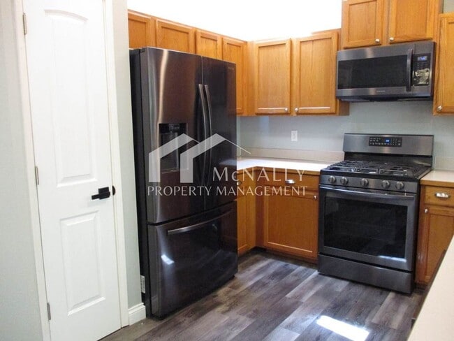 Building Photo - Beautiful 3 Bedroom, 1.75 Bathroom Welling...