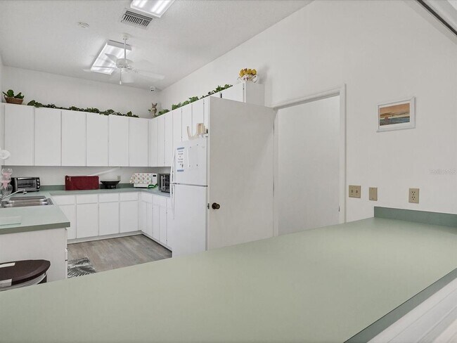 Building Photo - 5381 Kelly Dr