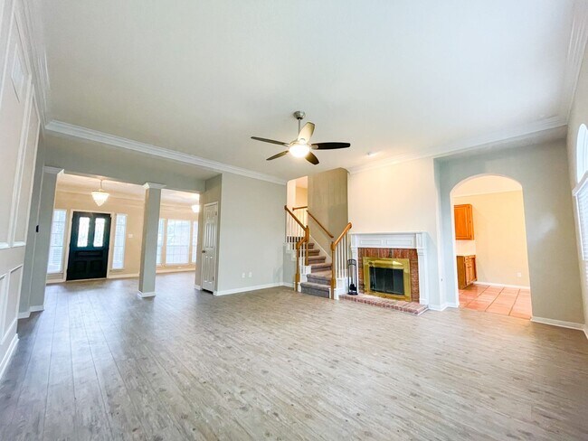 Building Photo - Beautiful 4 Bedroom 2.5 Bathroom Home in L...