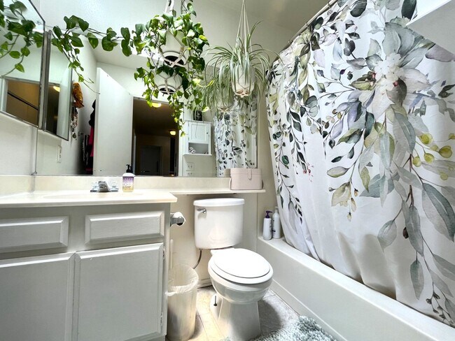 Building Photo - 2 bed, 1.5 bath in Riverside, CA!