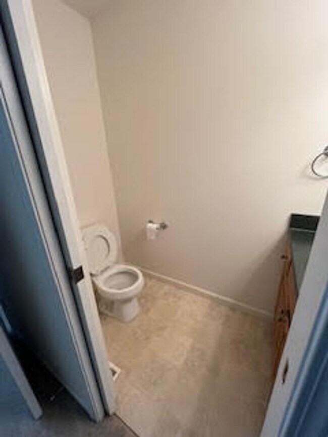 Building Photo - 487 Sparrow Way