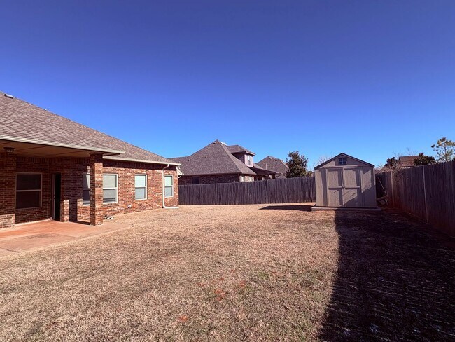 Building Photo - Large four bedroom home in Edmond